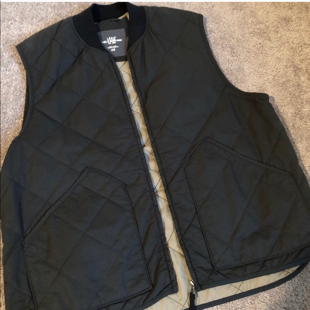 H&M Black Men’s quilted vest!